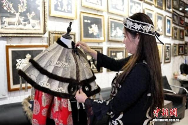 赵同华展示鱼皮服饰。 于琨 摄